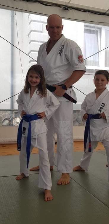 Mali adepci Enshin Karate na macie w klubie KAITO
